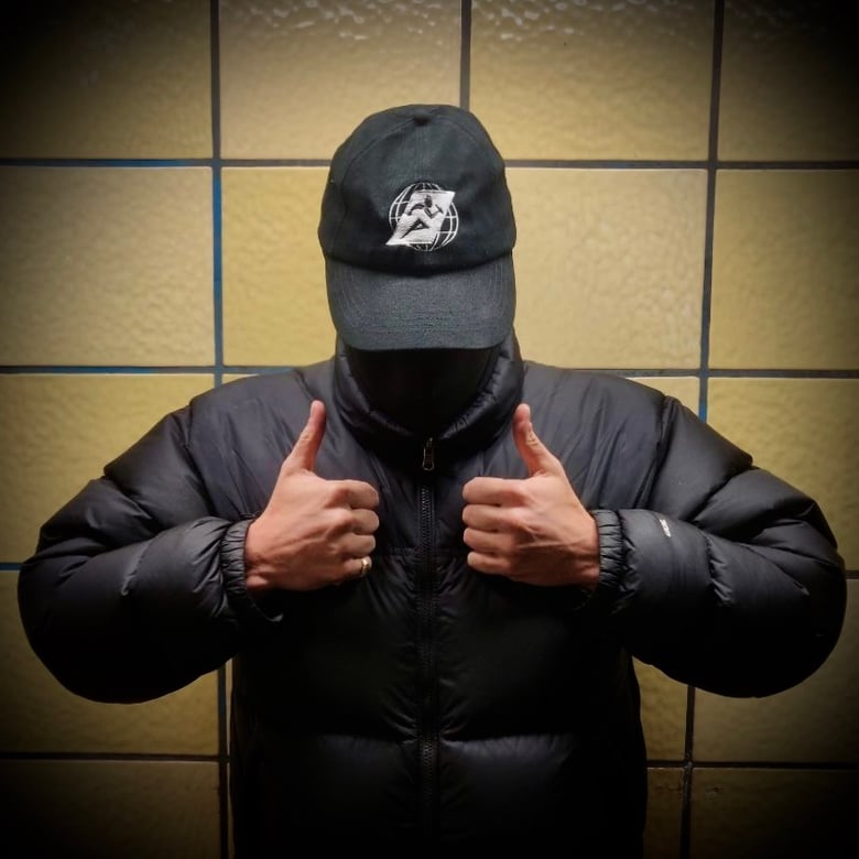 Image of NUR LIVE: Pöbel Sports Parents Cap Navy & Running Pöbel Parents Cap Black