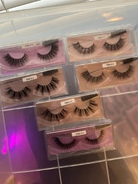 Image 3 of Luxury Lashes 
