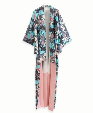 Image of Turkisblå silke kimono dame med blomster og blade - håndtrykt