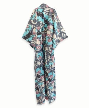 Image of Turkisblå silke kimono dame med blomster og blade - håndtrykt