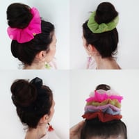 Image 2 of Scrunchie Flos 🏵️