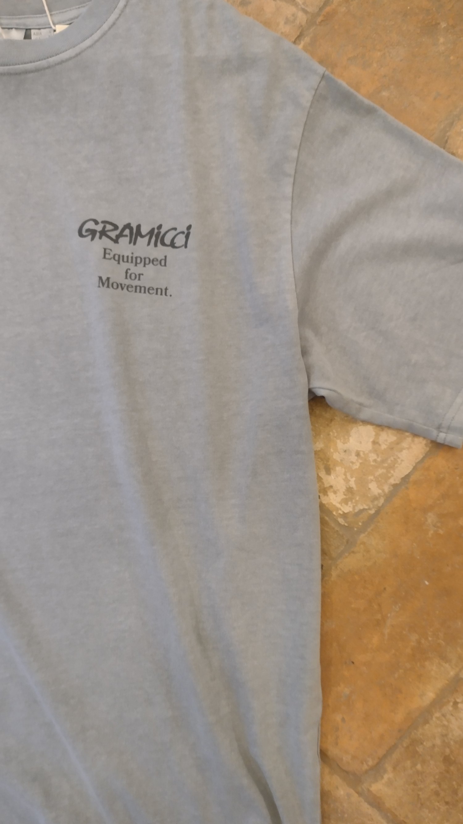 Image of GRAMICCI EQUIPPED TEE SLATE