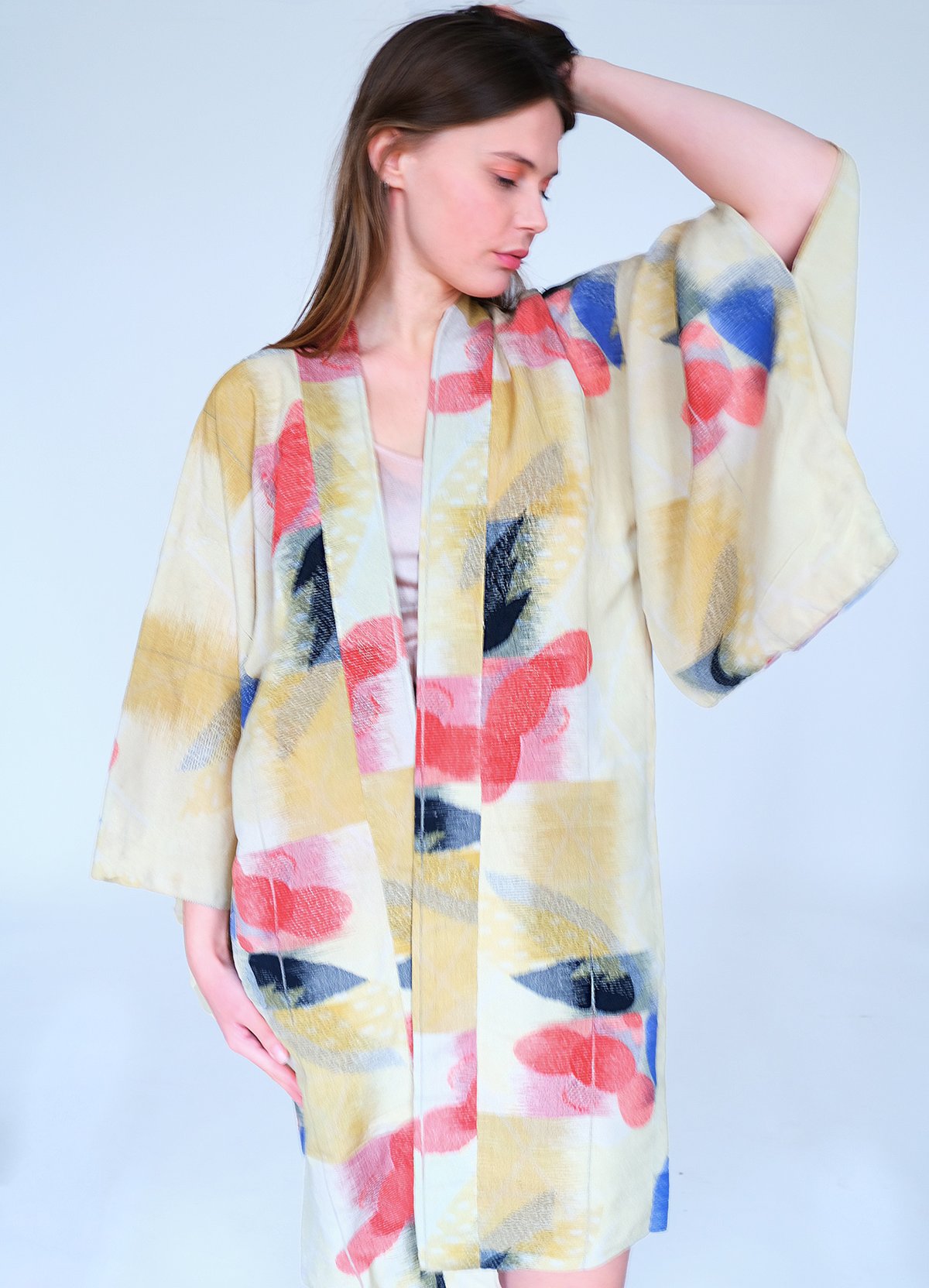 Image of Kort kimono dame af senepsfarvet silke med former