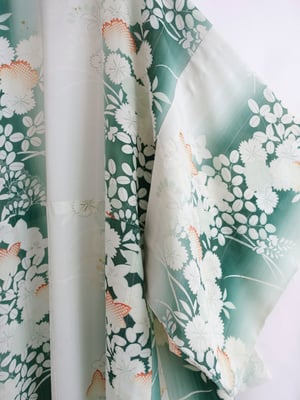 Image of Grøn kimono af silkeciffon med berberisblade