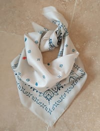 Image 2 of BANDANA en Soie "Roshanee" 