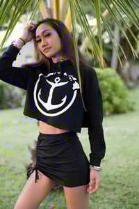 Image 2 of IKONIC WAHINE CROP - BLK
