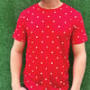 camiseta lunares fondo rojo