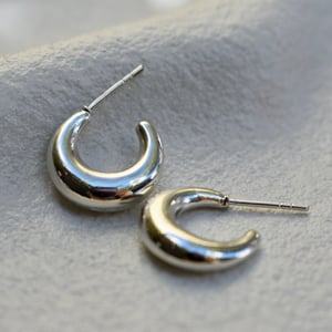 Image of MINI CROISSANT HOOPS SILVER