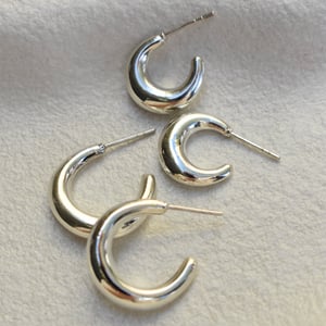 Image of LARGE CROISSANT HOOPS SILVER