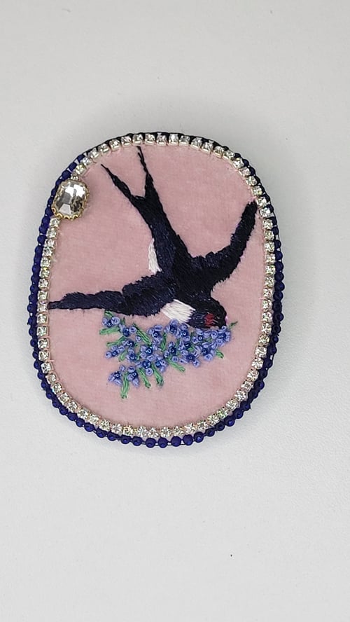 Image of Broche L'hirondelle et le printemps