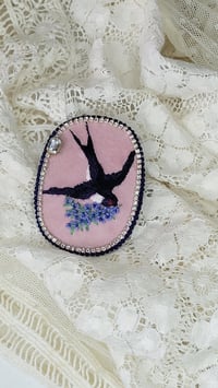 Image 1 of Broche L'hirondelle et le printemps 