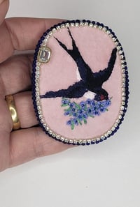 Image 2 of Broche L'hirondelle et le printemps 