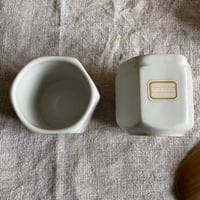 Image 4 of Petits pots à yaourts anciens. 