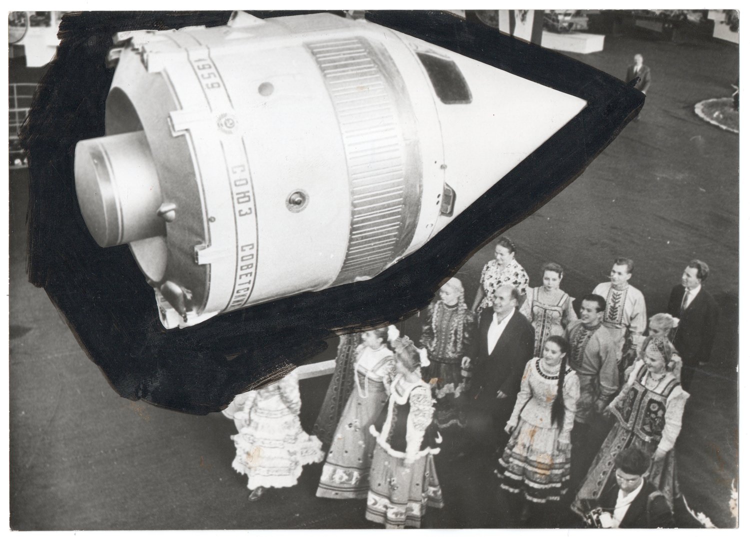 Image of Associated Press: "Danseurs Sovietiques à l'exposition", Paris ca. 1961