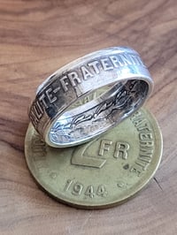 Image 1 of Bague ancienne pièce de monnaie 2 Franc Philadelphie 1944 " liberté egalité fraternité "