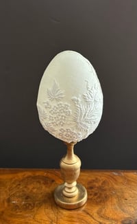 Oeuf broderie blanche sur socle bois doré 