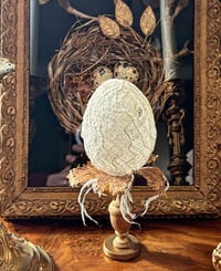 Sculpture d’œuf en fibre de papier 