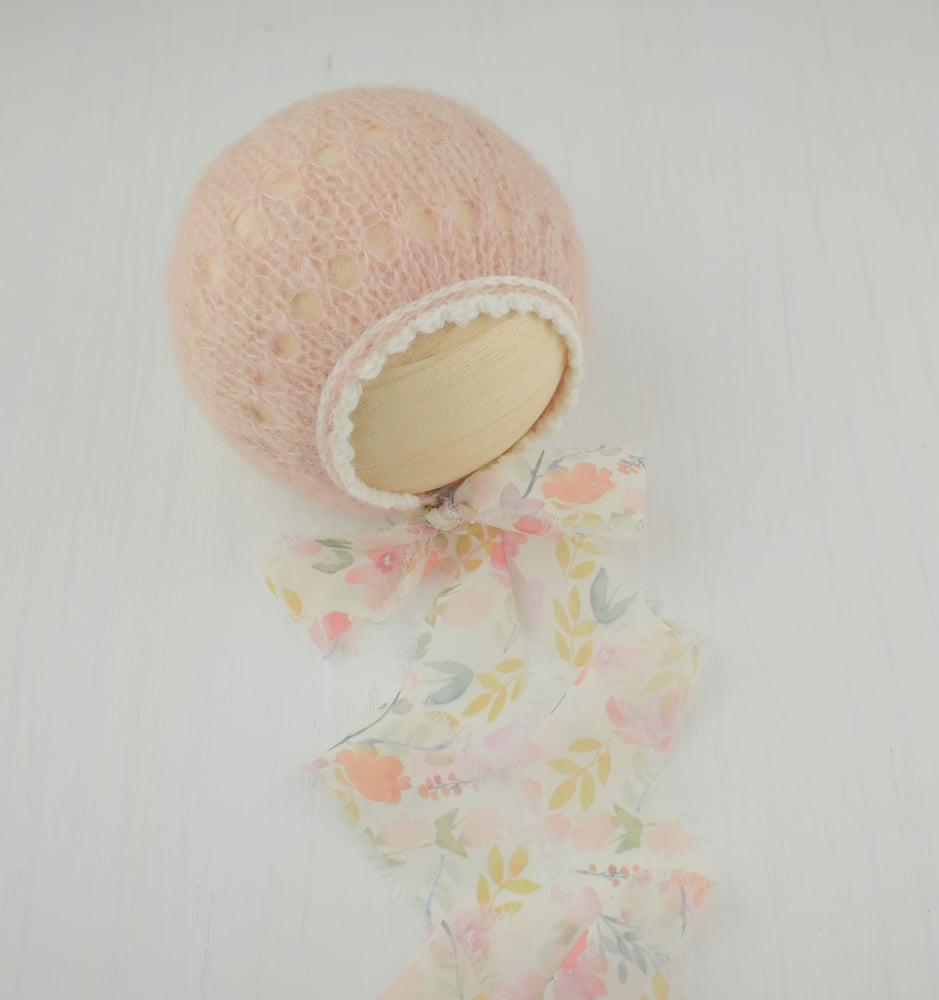 Image of Peach Scalloped Bonnet & Wrap