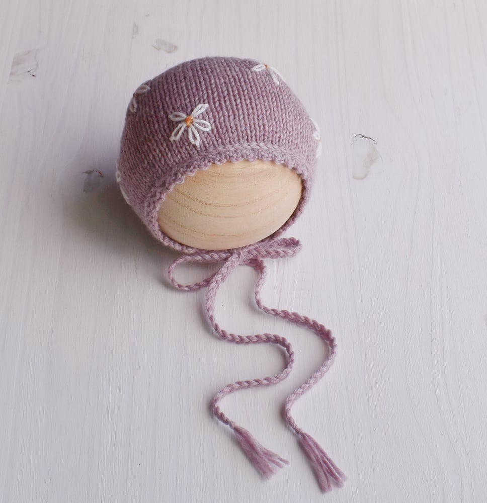 Image of Mauve Daisy Embroidered Bonnet & Wrap