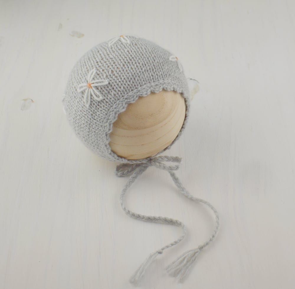 Image of Grey  Daisy Embroidered Bonnet & Wrap