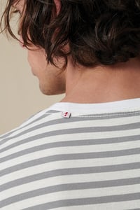 Image 3 of Camiseta Globe Horizon striped tee en liquidación.