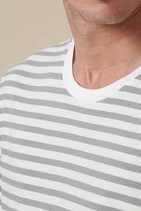 Image 2 of Camiseta Globe Horizon striped tee en liquidación.