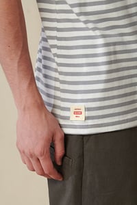 Image 4 of Camiseta Globe Horizon striped tee en liquidación.