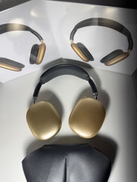 AirPods Max Black & Gold