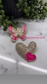 Bright pink brooch set 