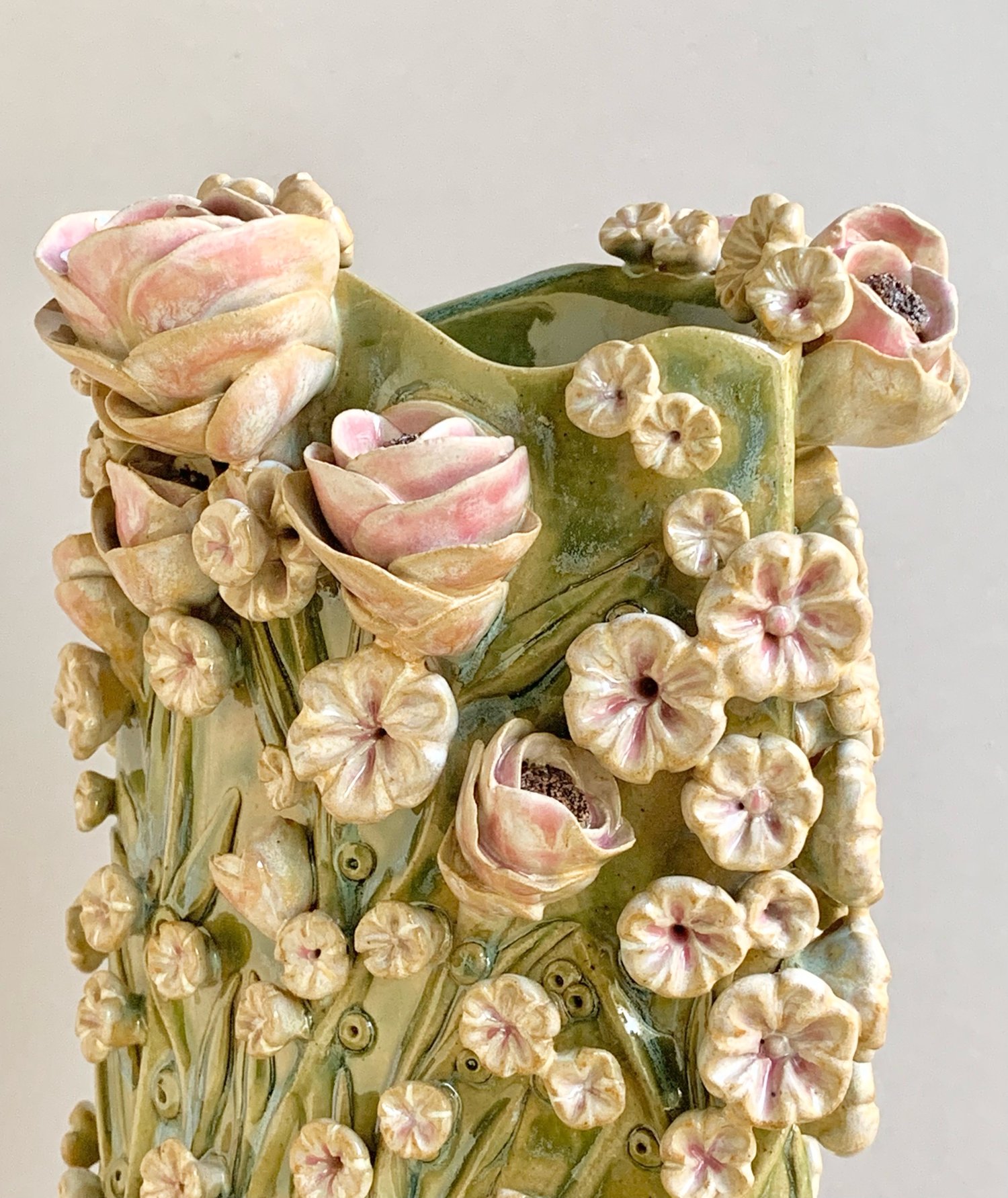 Image of Trailing Ivy Daisies and Roses 