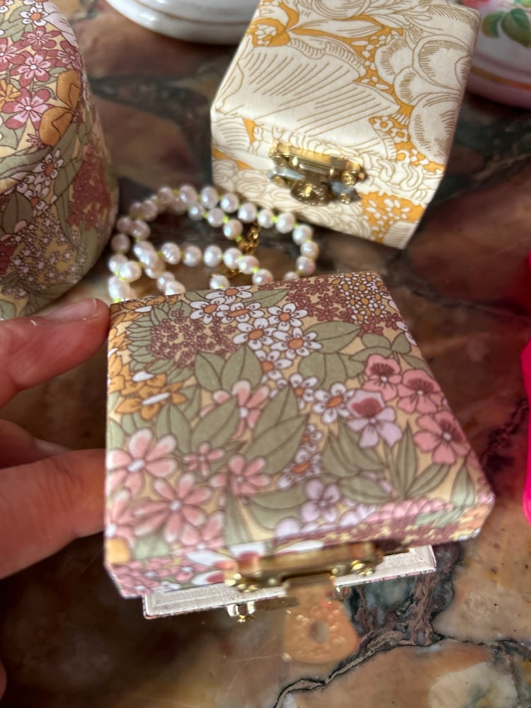 Image of Colliers en perles d’eau douce et en pierres naturelles dans leurs écrins en Liberty 