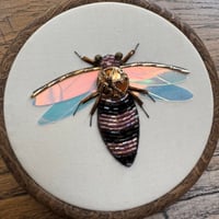 Image 1 of Shiny bee (b, 4 inches)