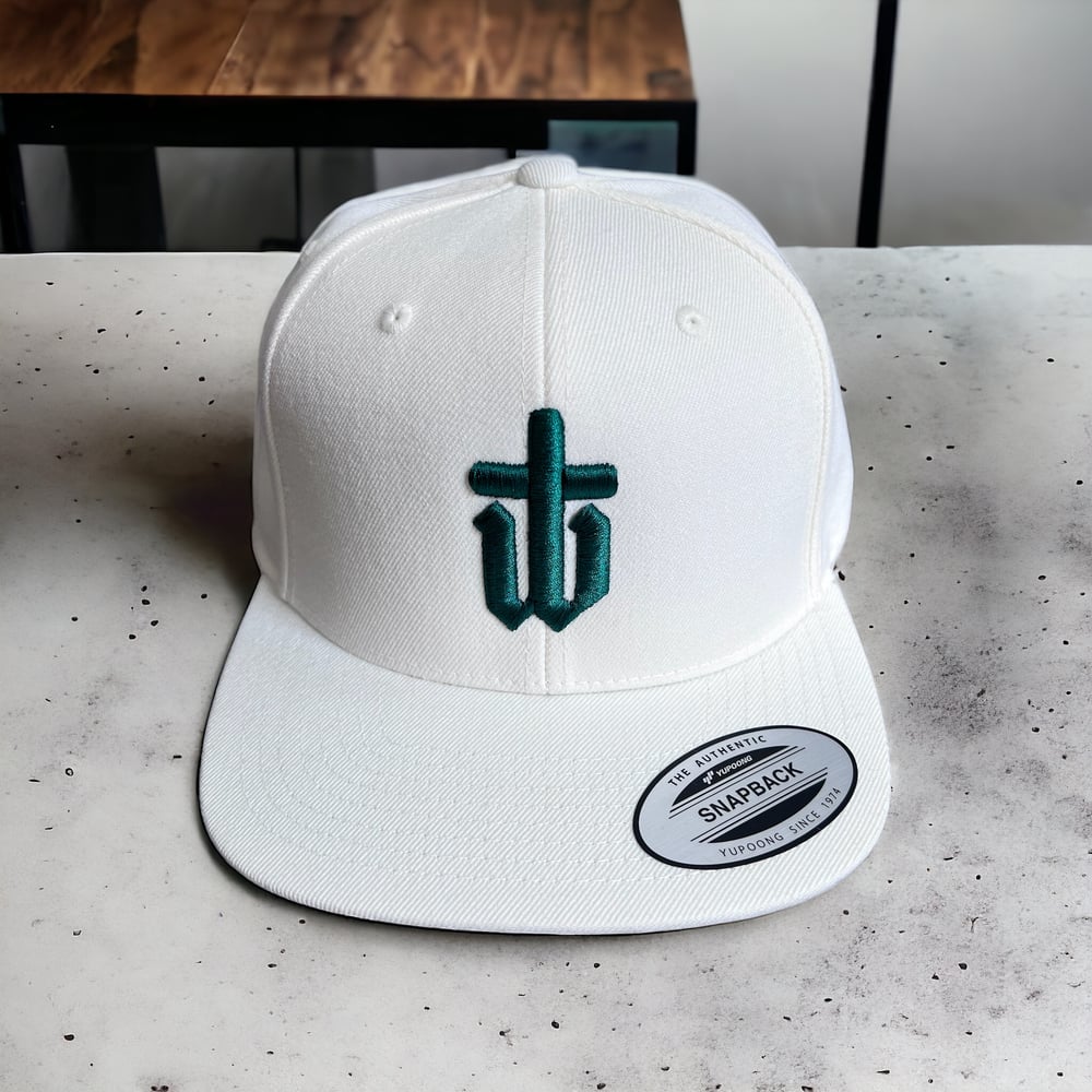 Image of NATURAL WHITE/FOREST GREEN FLAT PEAK
