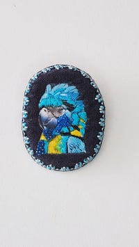 Image 2 of Broche brodée LE ARA BLEU