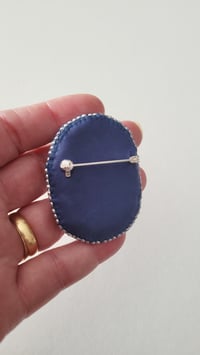 Image 5 of Broche brodée LE ARA BLEU