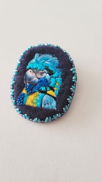 Image 3 of Broche brodée LE ARA BLEU