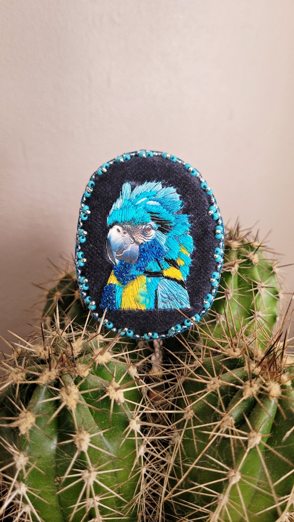 Image of Broche brodée LE ARA BLEU