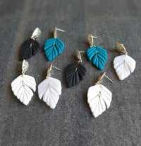 Image 2 of Leaf dangle black
