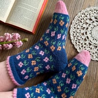 Image 5 of Patron chaussettes Flower Garden