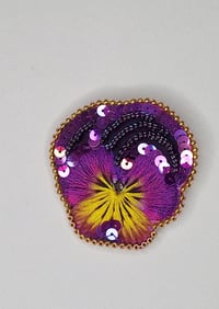 Image 2 of Broche brodée PENSEE VIOLETTE