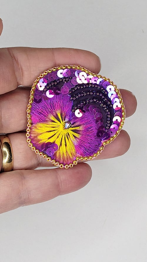 Image of Broche brodée PENSEE VIOLETTE