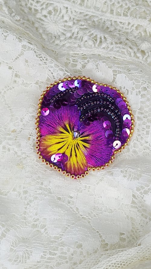 Image of Broche brodée PENSEE VIOLETTE