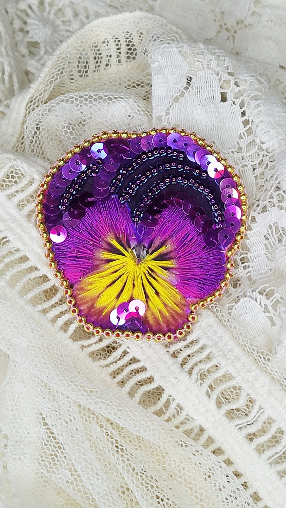 Image of Broche brodée PENSEE VIOLETTE