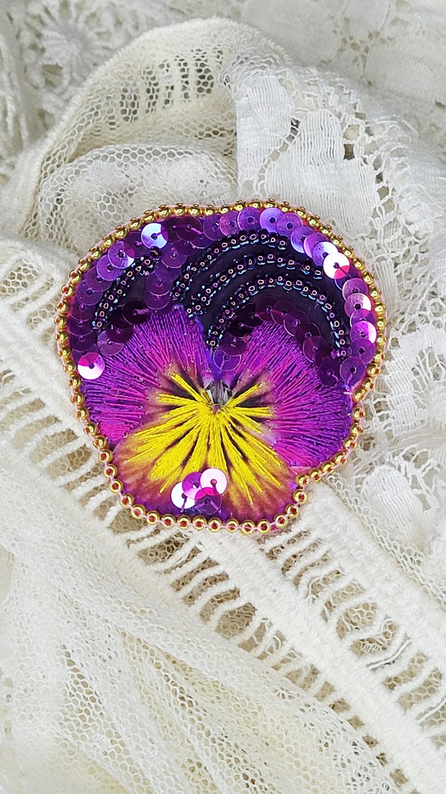 Image of Broche brodée PENSEE VIOLETTE