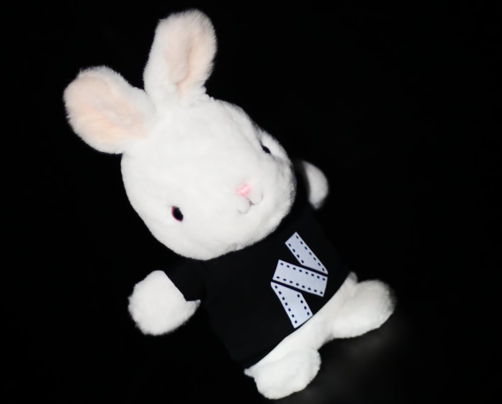 RED ROOMS BUNNY COLLECTIBLE [KEYCHAIN] 
