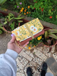 Image 1 of Maxi cartera MARgaritas amarillo