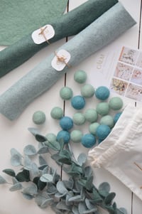 Image 1 of Boules en laine feutrée vert mousse ou vert sauge pour la fabrication de guirlandes