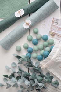 Image 2 of Boules en laine feutrée vert mousse ou vert sauge pour la fabrication de guirlandes