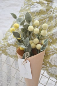 Image 2 of Bouquet de mimosa en laine feutrée et ses feuillages en laine mérinos