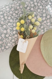 Image 3 of Bouquet de mimosa en laine feutrée et ses feuillages en laine mérinos
